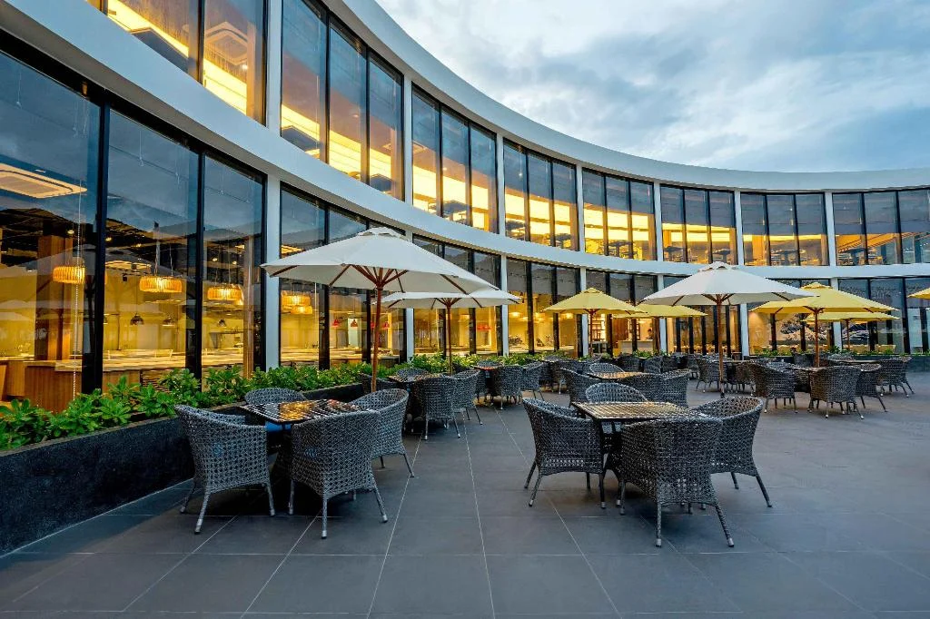 Architectural glazing at Oceanami